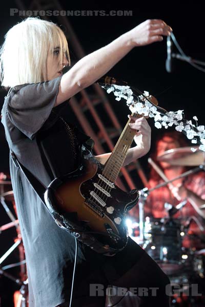 THE JOY FORMIDABLE - 2011-06-24 - PARIS - Hippodrome de Longchamp - Rhiannon Bryan - Matt Thomas